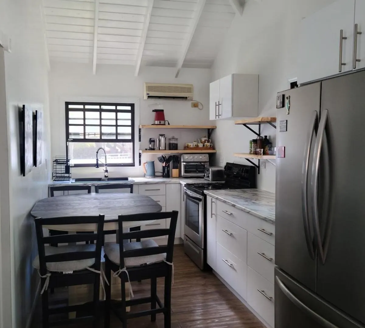 Newly Renovated House Potcakevilla 그랜드 터크